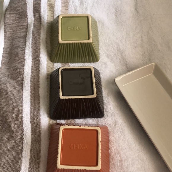 Ceramic plate on bronze metal stand. 3 square bowls. Beautiful harvest colors. - Picture 10 of 16